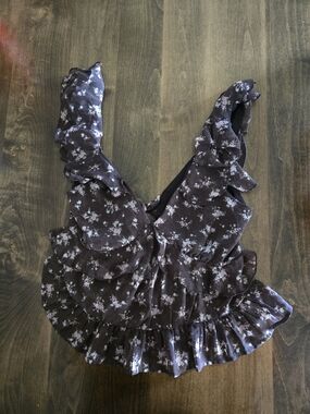 Trixxi Los Angeles Ruffled Floral V-Neck Crop Top - Black with White Floral